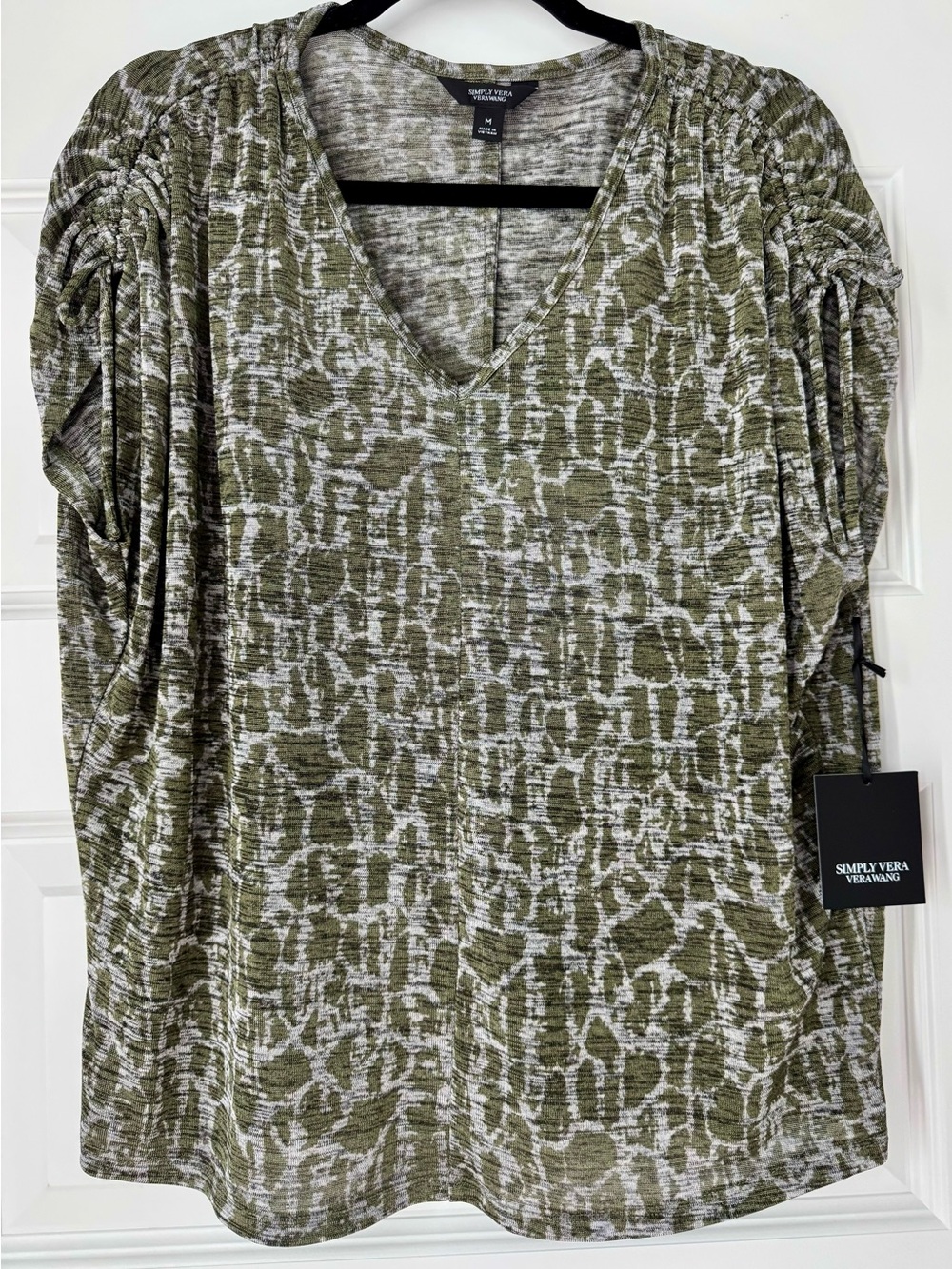 NWT Simply Vera Vera Wang Olive and White Printed V-Neck Long Sleeve Top